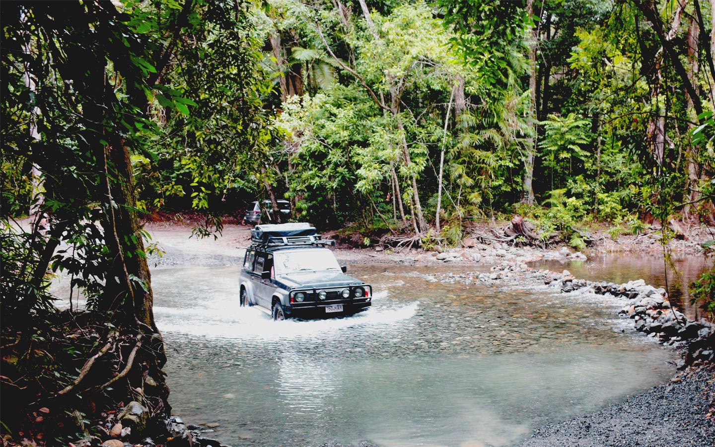 Nissan Patrol traverse une rivière dans le Nord de l'Australie