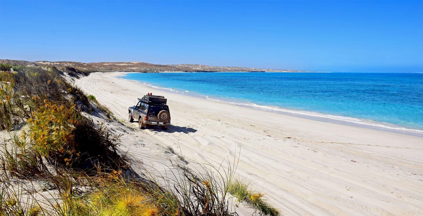 4x4 dans le sable sur la plage de Coral Bay