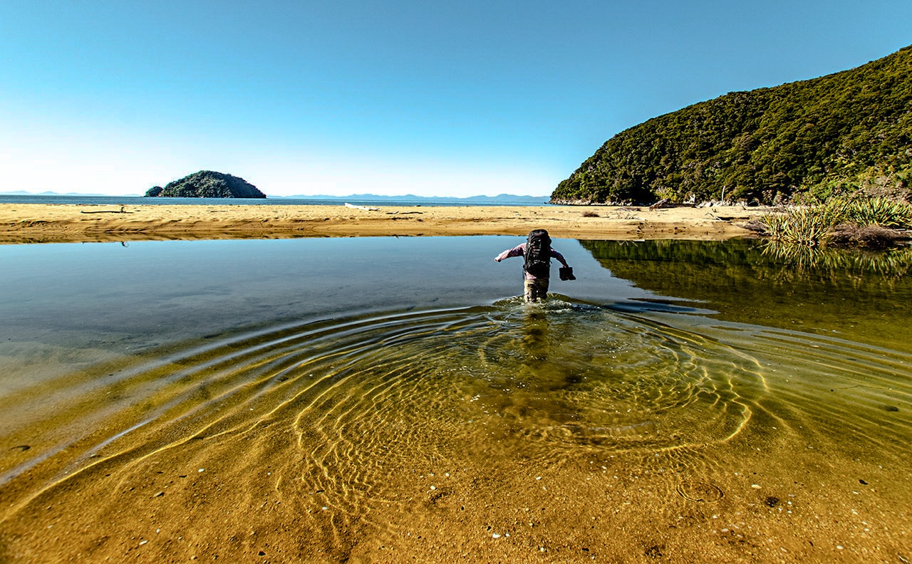 Randonnée dans le parc national d'Abel Tasman en Nouvelle-Zélande, traversée d'un passage innondé