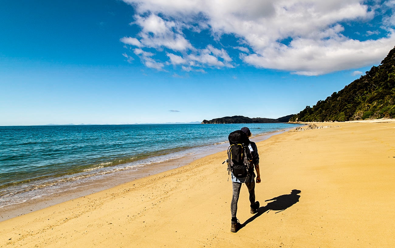 Randonnée dans le parc national d'Abel Tasman en Nouvelle-Zélande sur la plage