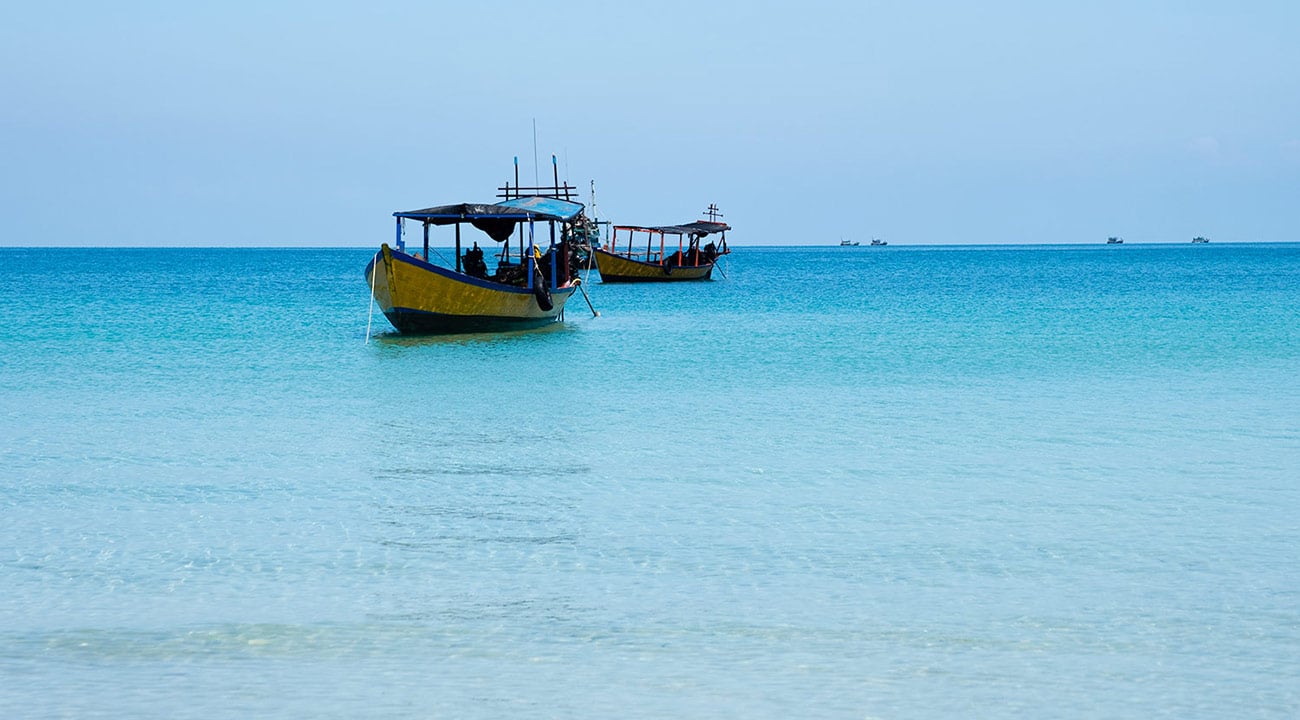 Eau turquoise sur l'île de Koh Rong Samloem