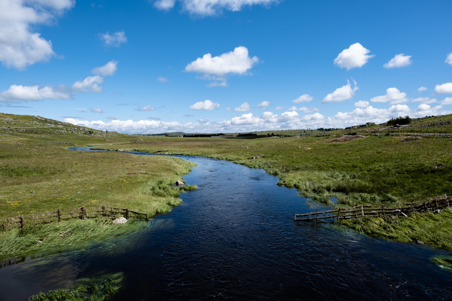 paysage du plateau de l'Aubrac rivière le Bès