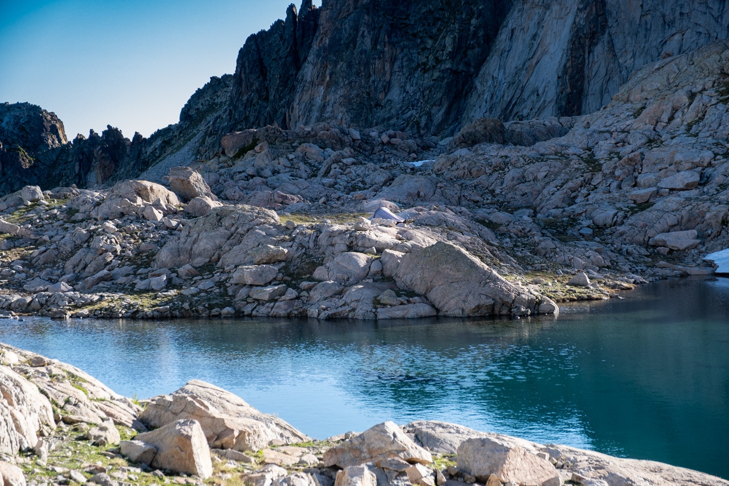 Campement au bord d'un lac des Pyrénées 