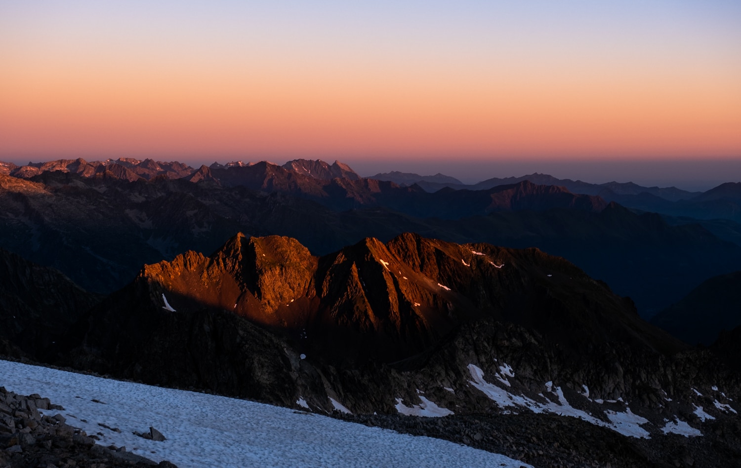 Vue depuis le Turon de Néouvielle au lever du soleil 