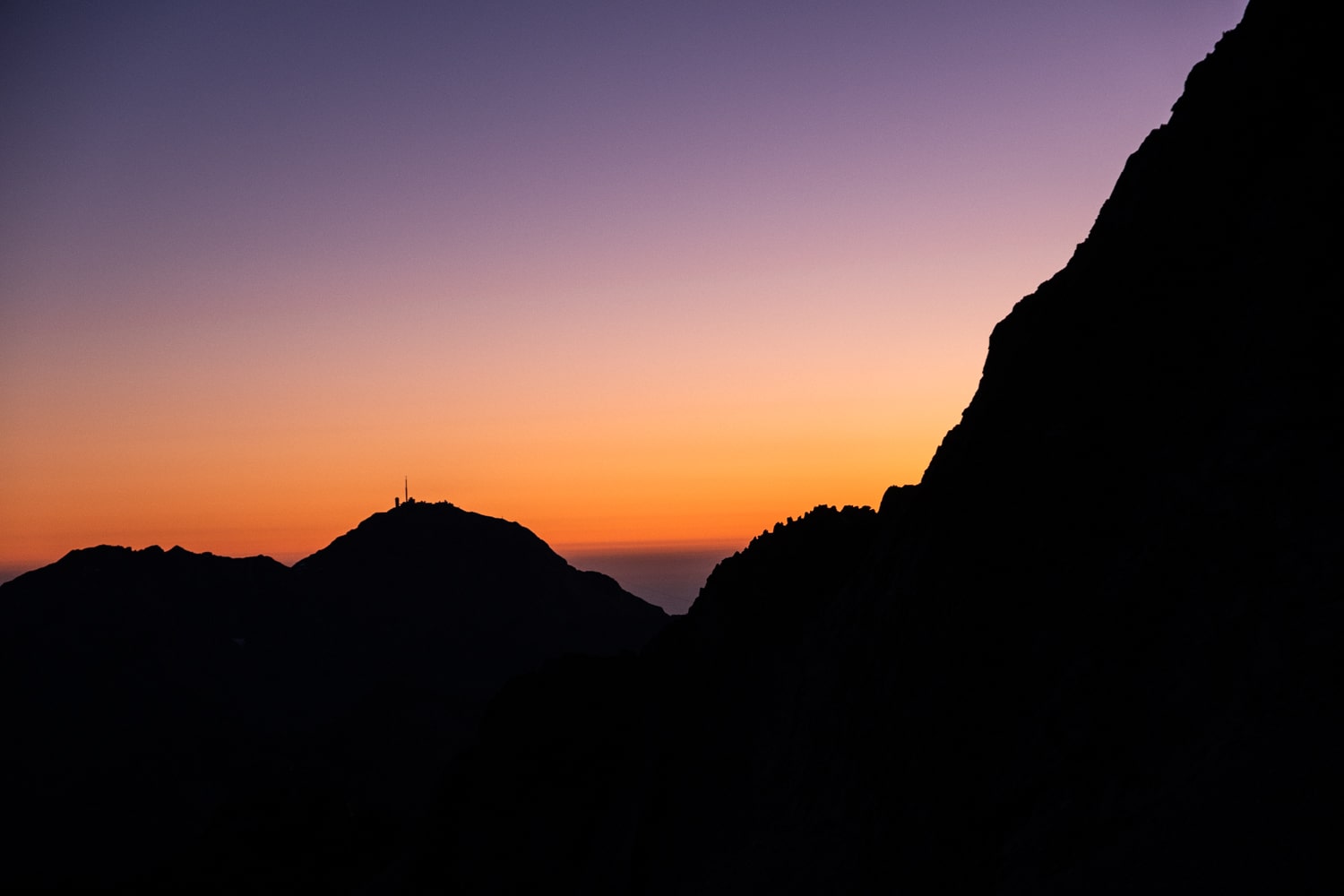 Levé de soleil depuis le turon de Néouvielle vue sur le pic du midi de bigorre 