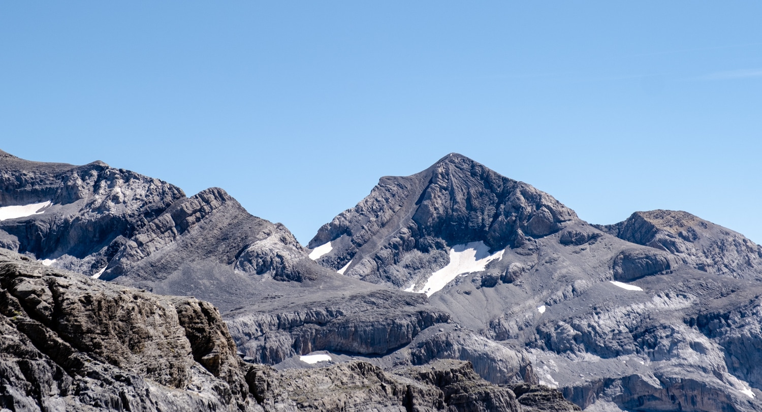 Vue sur le mont perdu au loin