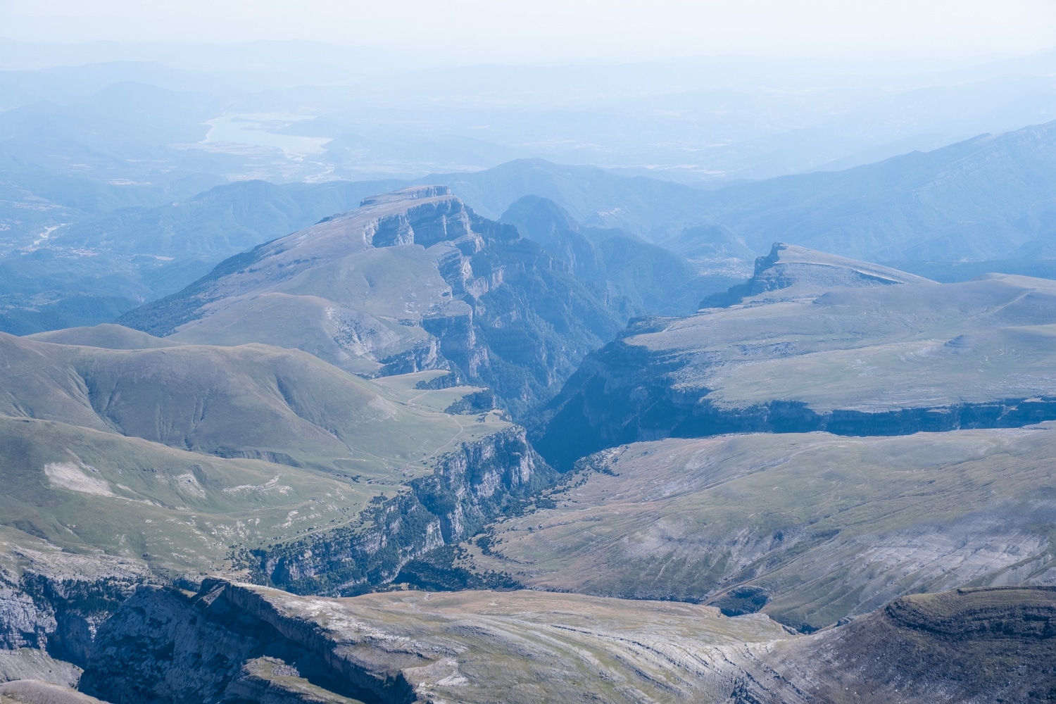 canyon d'anisclo vu depuis le sommet du mont perdu