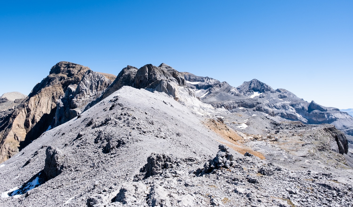 Randonnée dans les Pyrénées, le Mont perdu depuis le col de la cascade