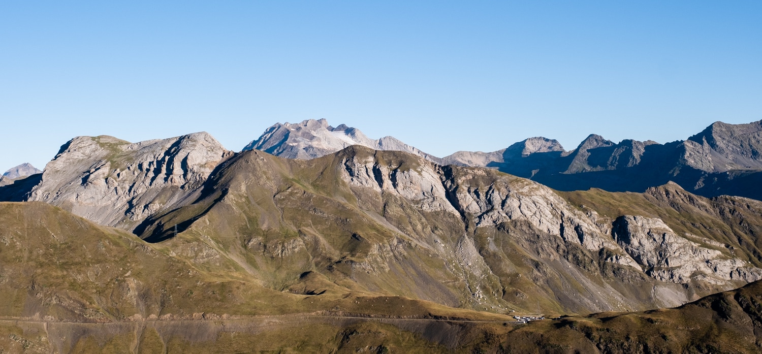 Vue sur le col des Tentes et le vignemale en fond au départ de la randonnée pour le Mont Perdu