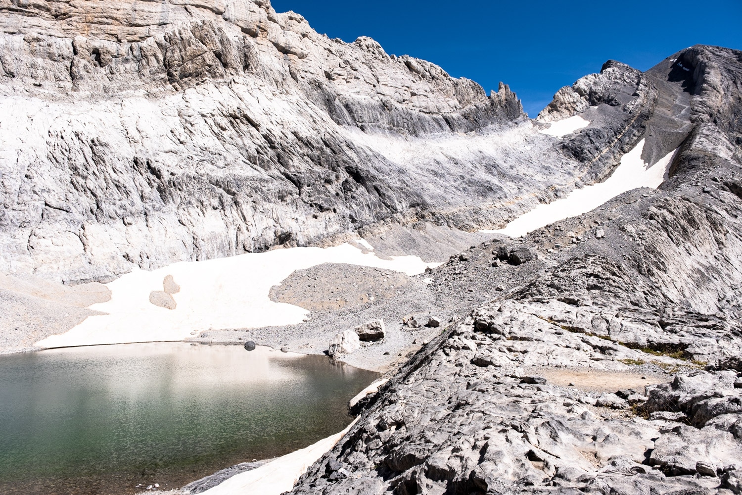 étang glacé du marboré et vue sur le mont perdu