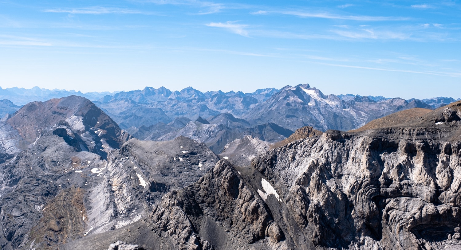 vue sur le massif du vignemale depuis le mont perdu