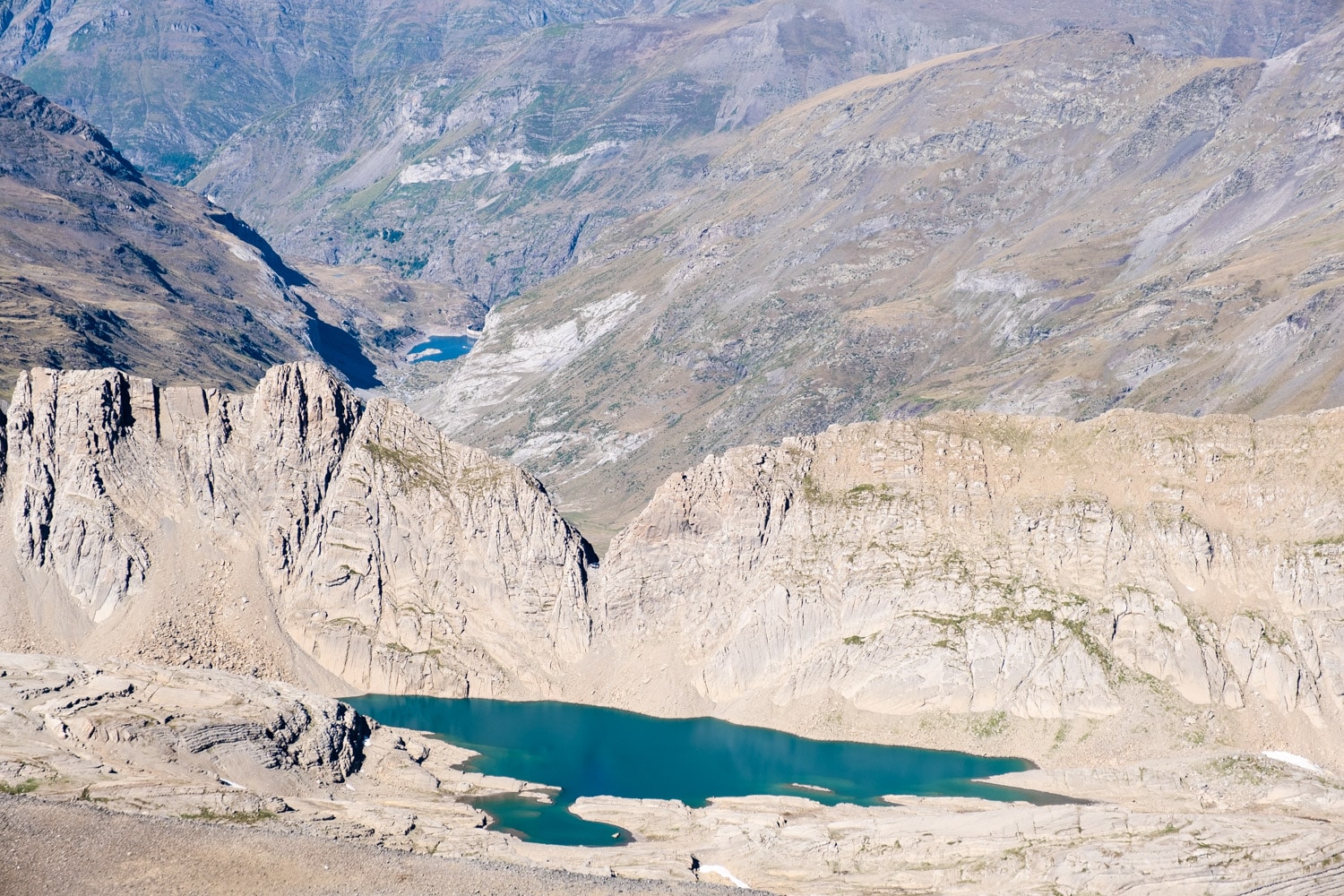 Brèche et refuge de Tuquerouye depuis le sommet du mont perdu