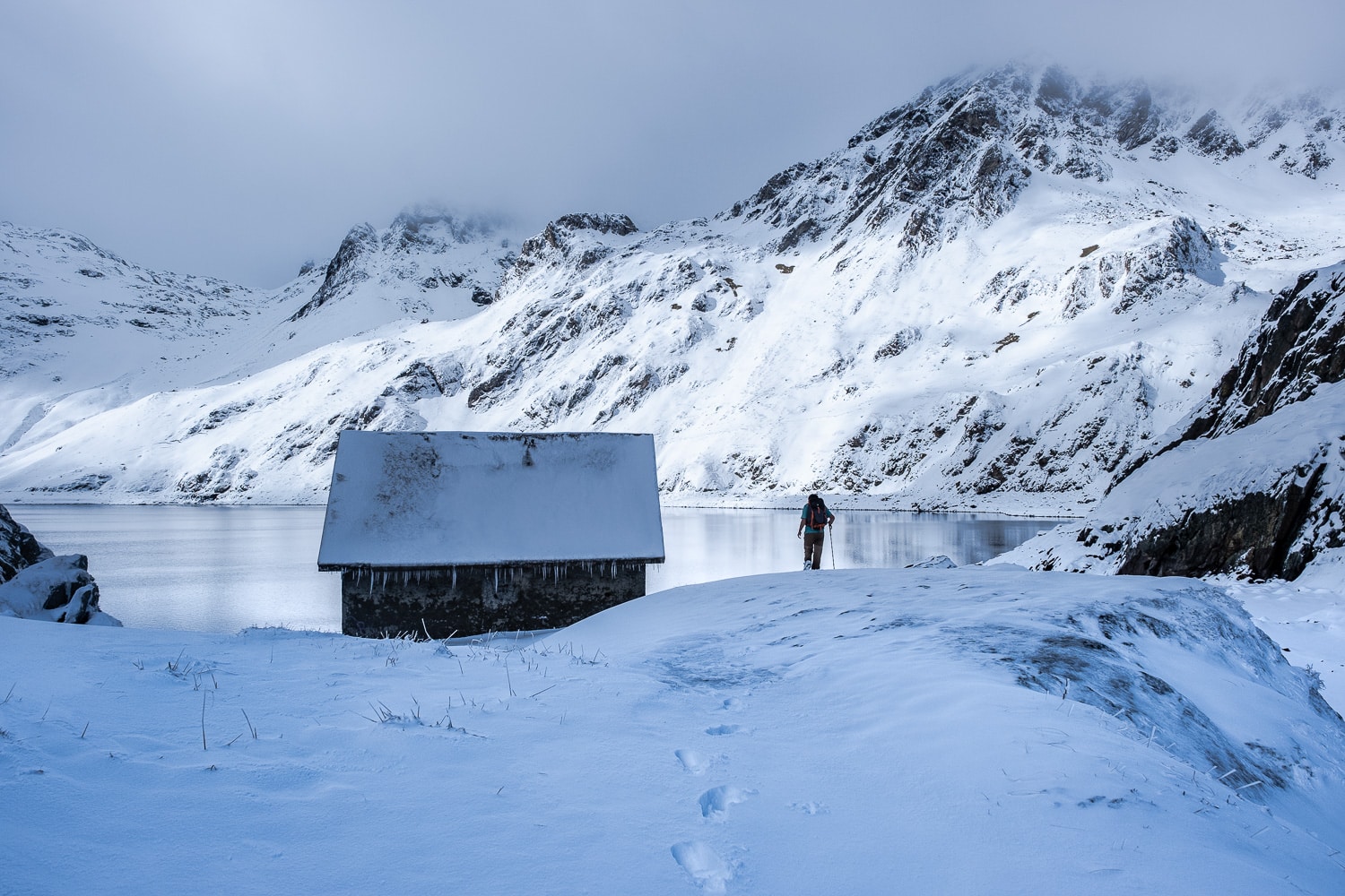 Lac Bleu de Lesponne en hiver avec la neige