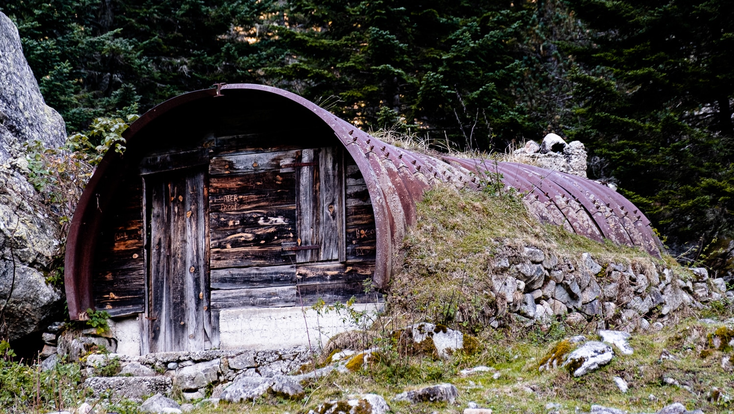 Cabane sur le chemin du lac d'Estom