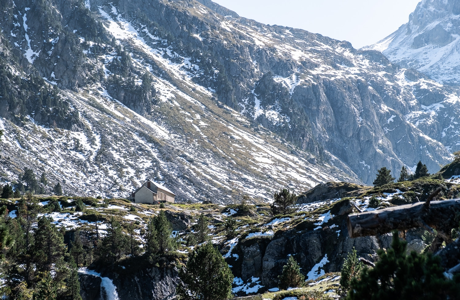 Refuge d'Estom en sortant de la forêt