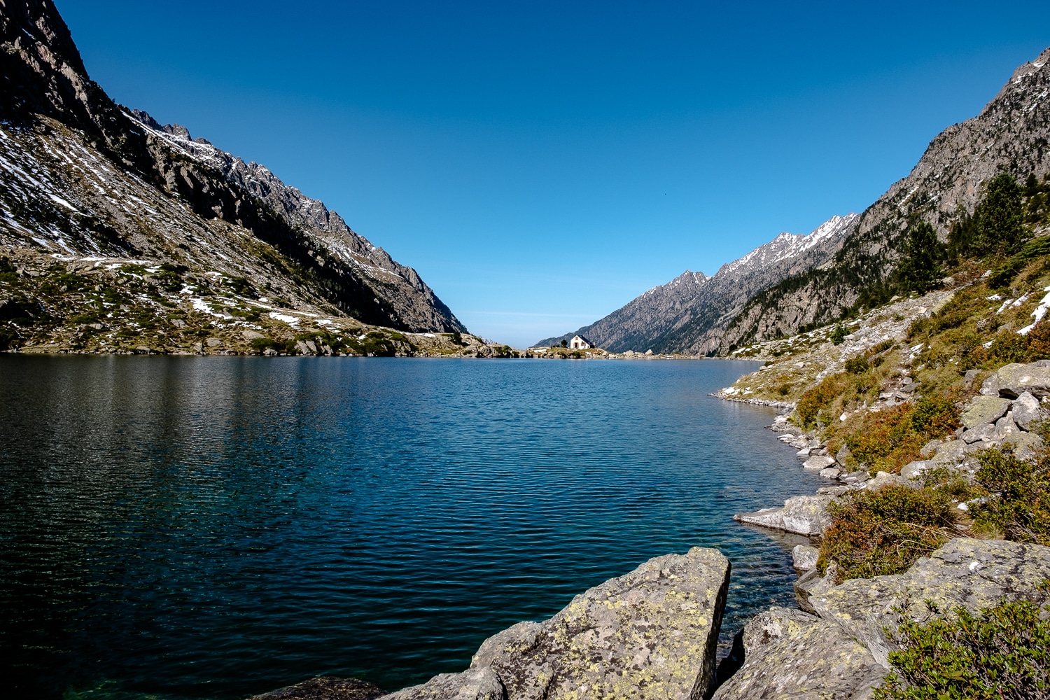 Refuge d'Estom vu depuis le bout du lac