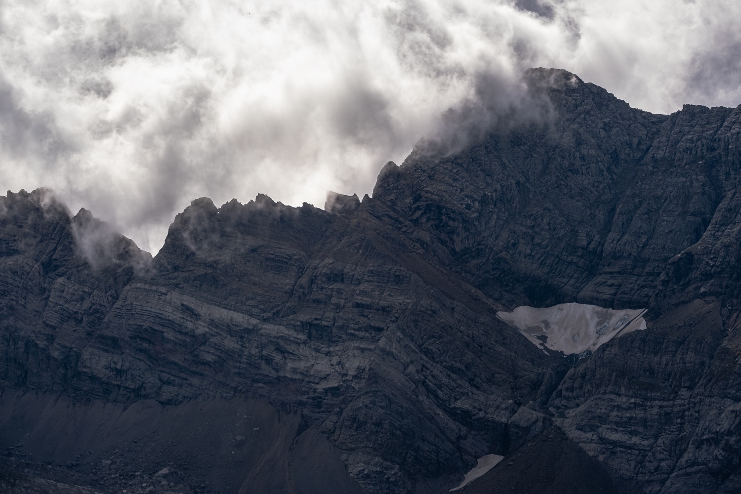 Cirque d'estaubé dans les nuages en direction du Piméné