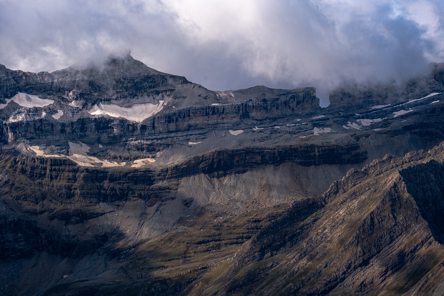 Zoom sur la brèche de roland depuis le Piméné