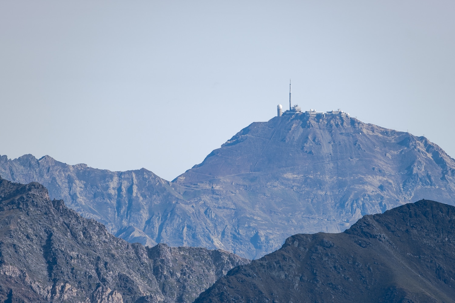 Zoom sur le pic du midi de Bigorre depuis le Piméné