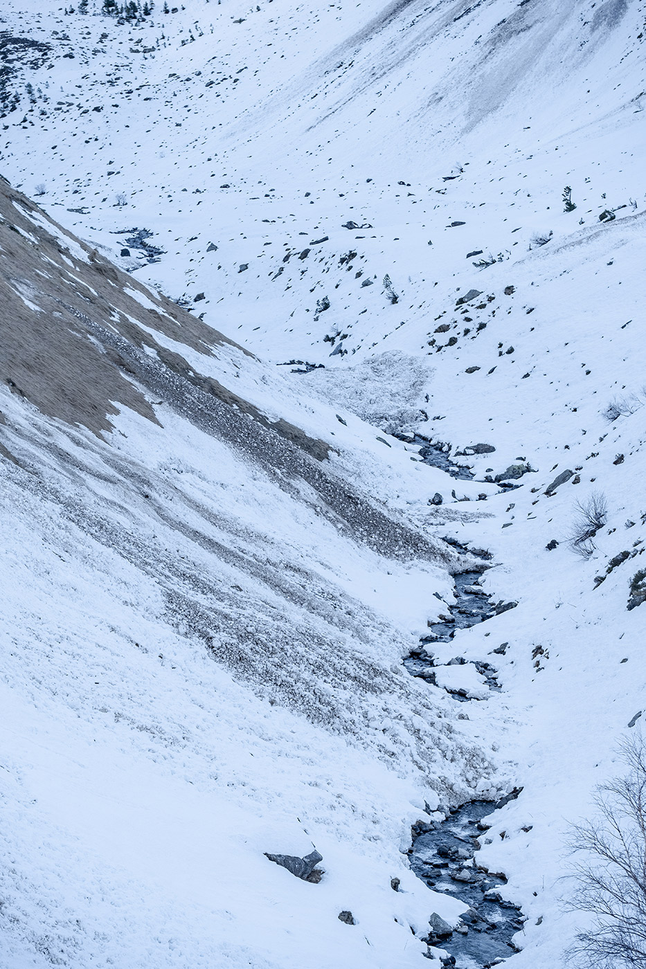 Coulée de neige en direction du lac bleu d'Ilhéou