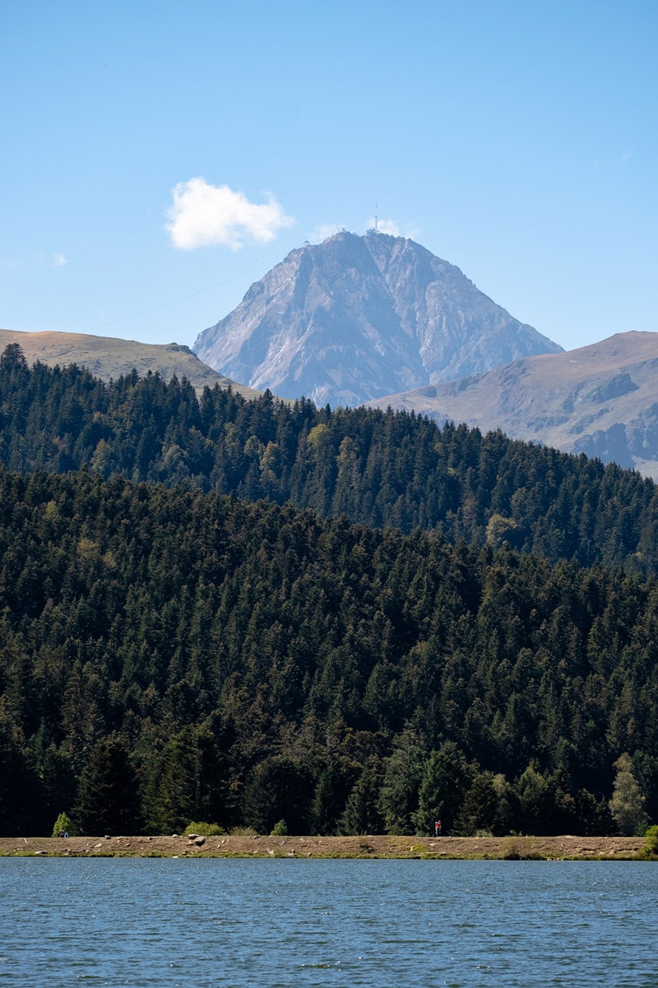 Pic du Midi de Bigorre depuis le lac de Payolle en été