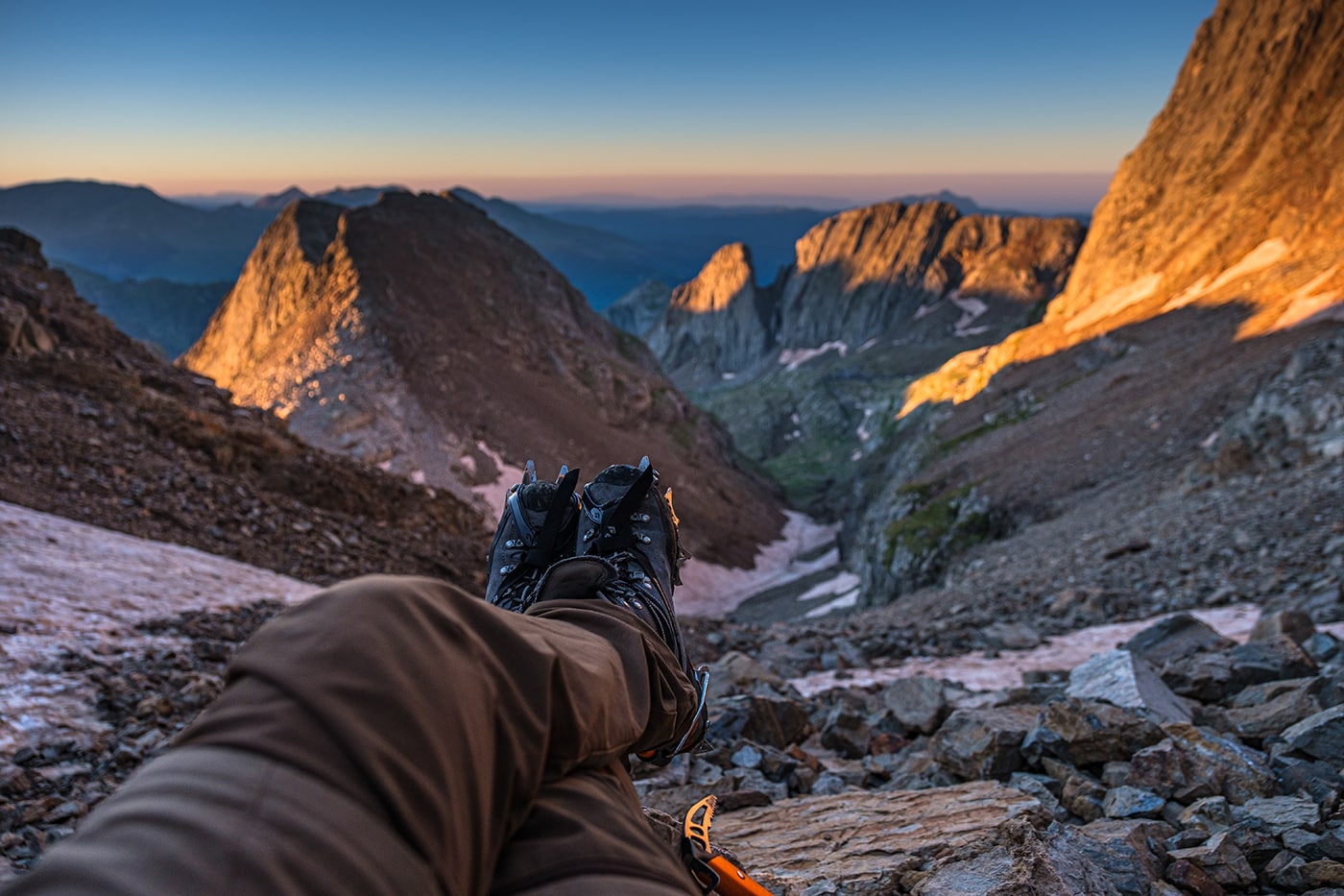 Équipement pour le pic des Posets (crampons et piolet)