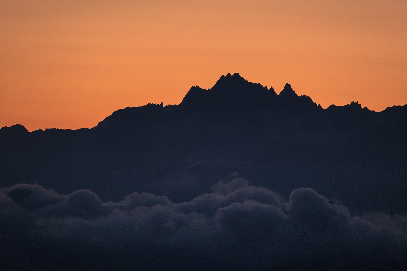 Lever de soleil au sommet du Mont Charvin