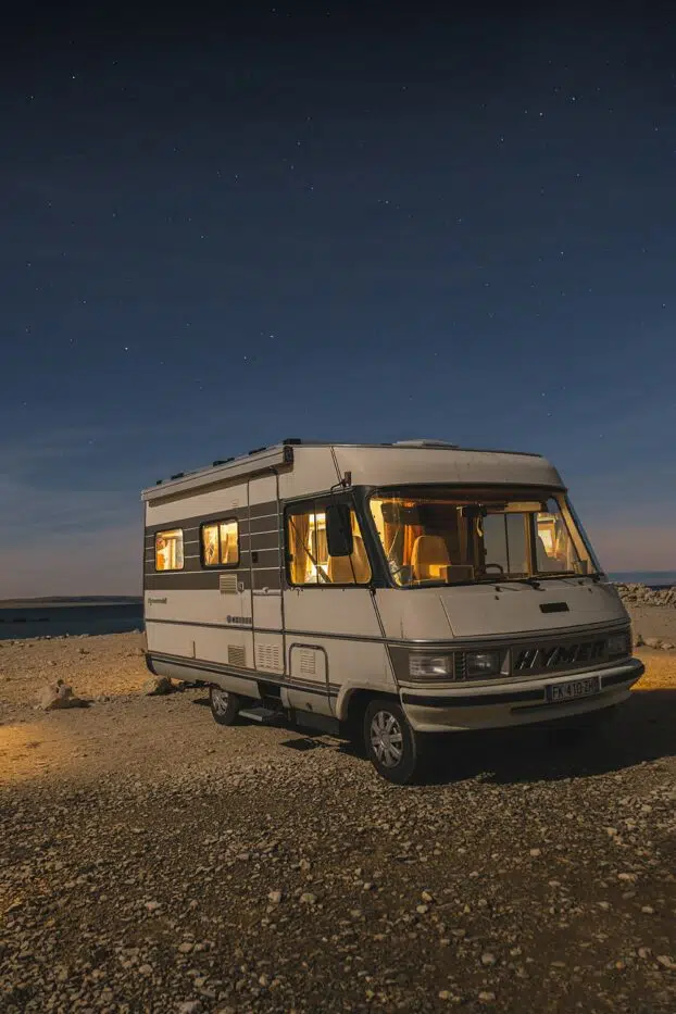 Camper sur une plage de l'île de Pag