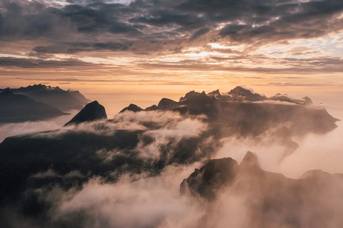 Montagnes de l'île de Senja en Norvège