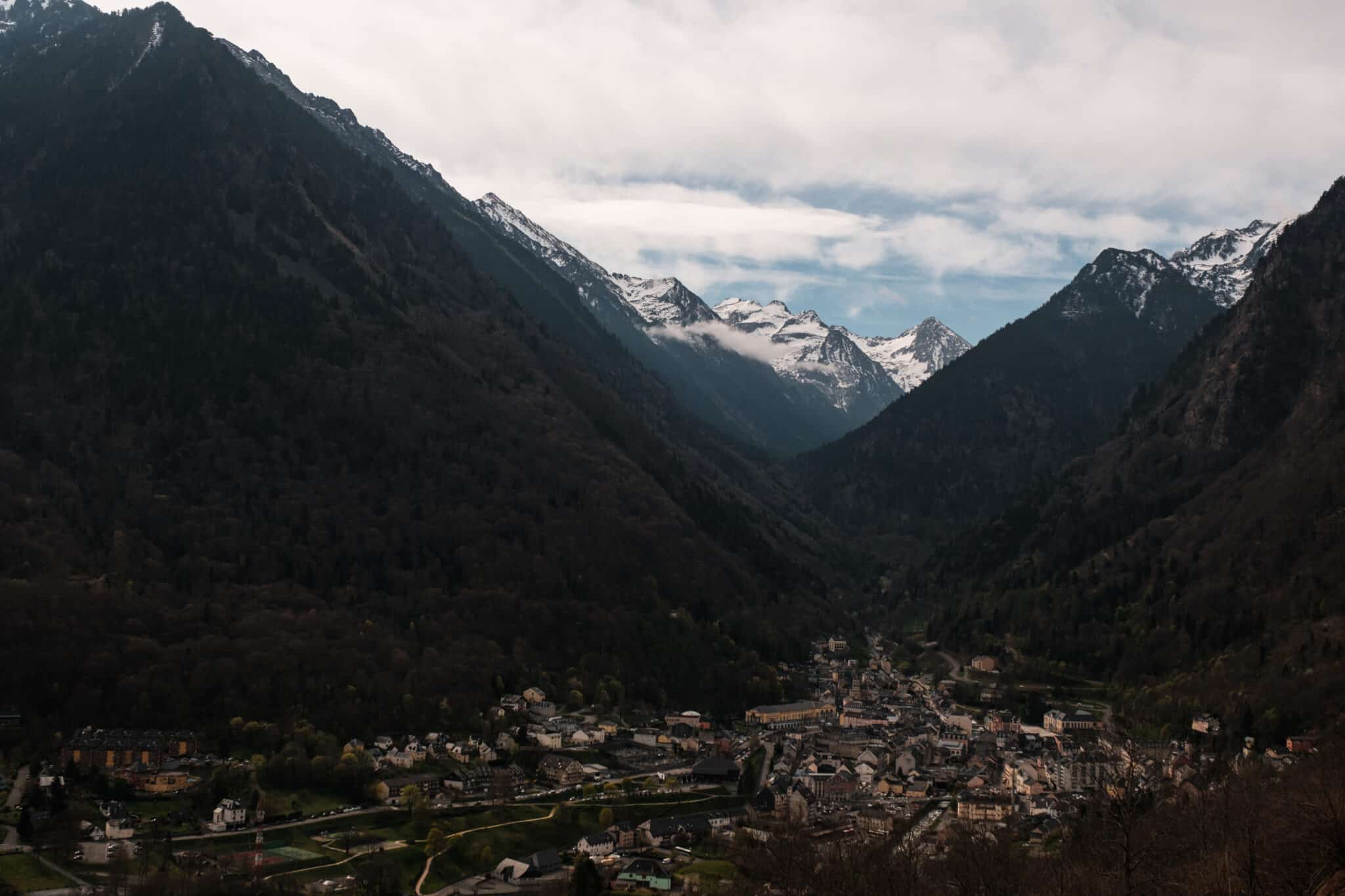 Vue sur Cauterets depuis le départ pour le Cabaliros