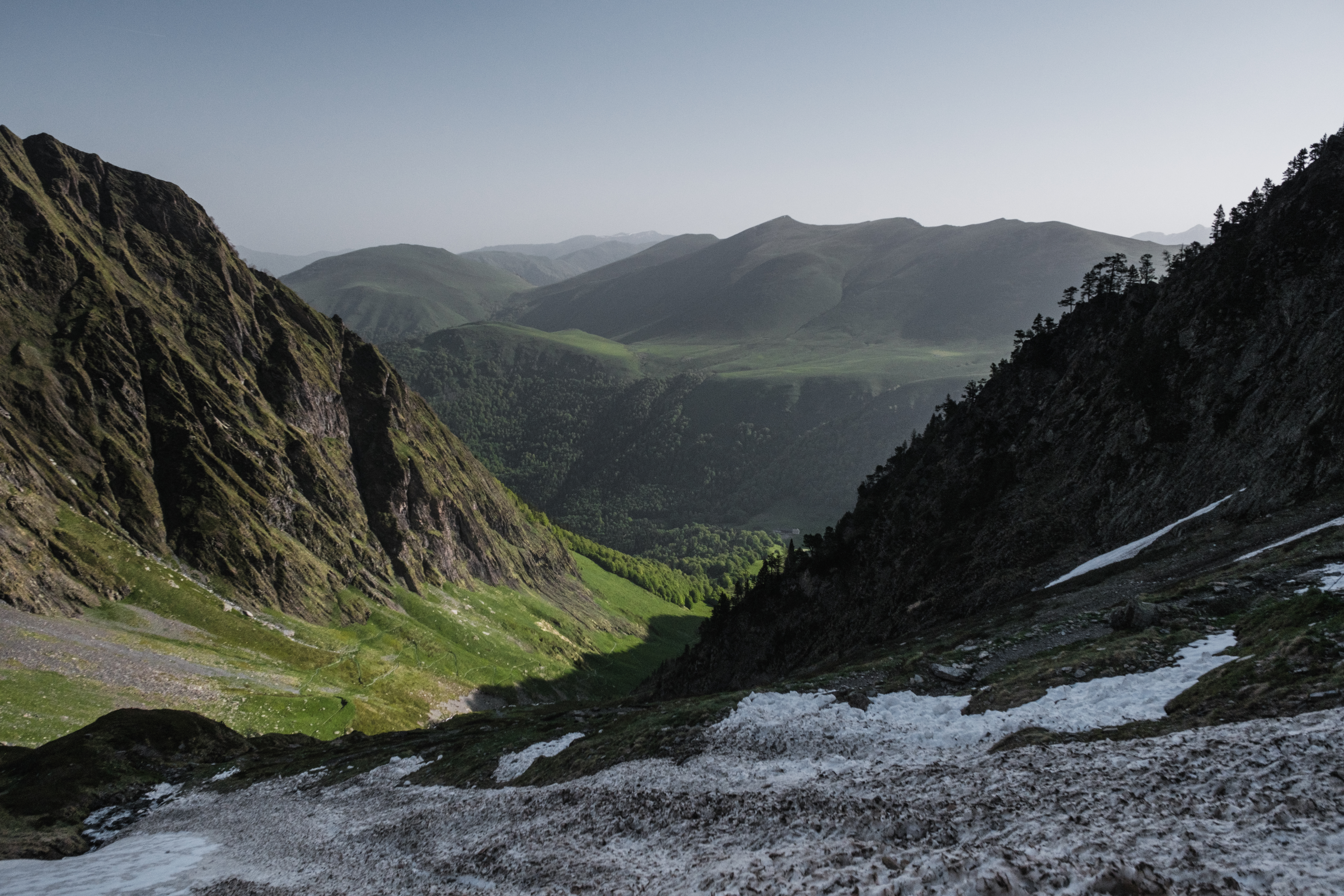 Vue sur l'Hospice de France en direction du refuge de Vénasque