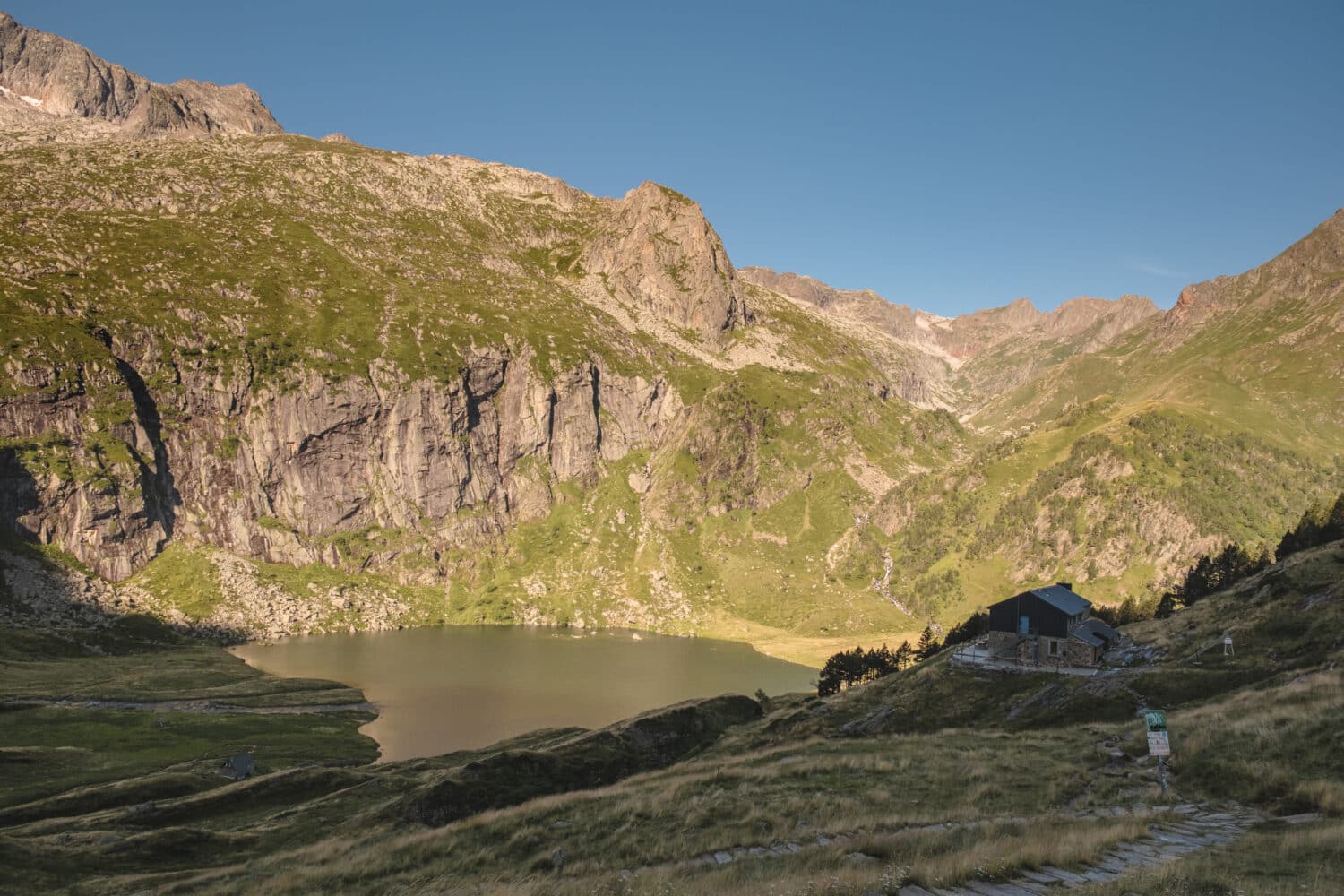 Refuge et lac d'Espingo