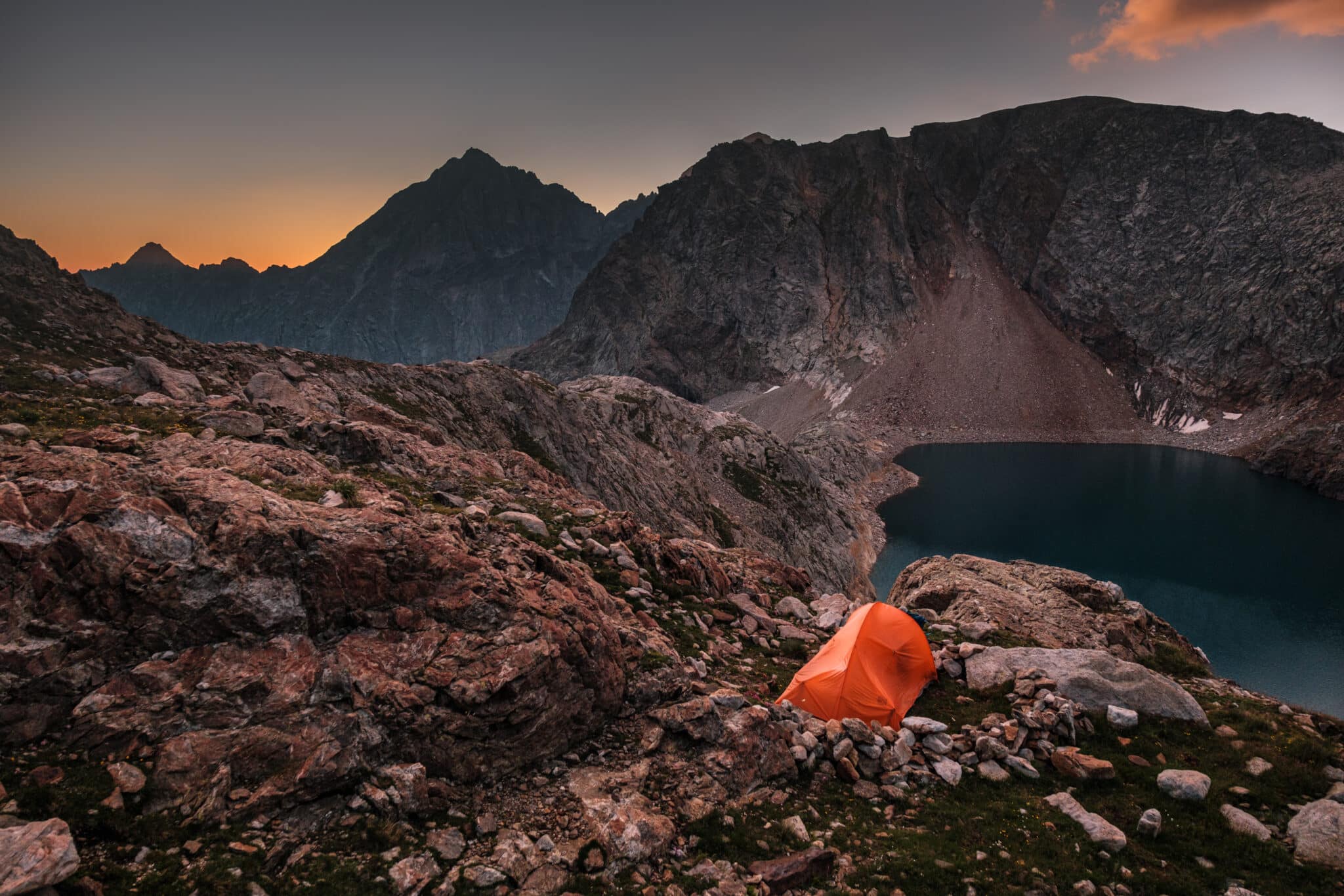 Lever de soleil sur le lac glacé du port d'Oô 