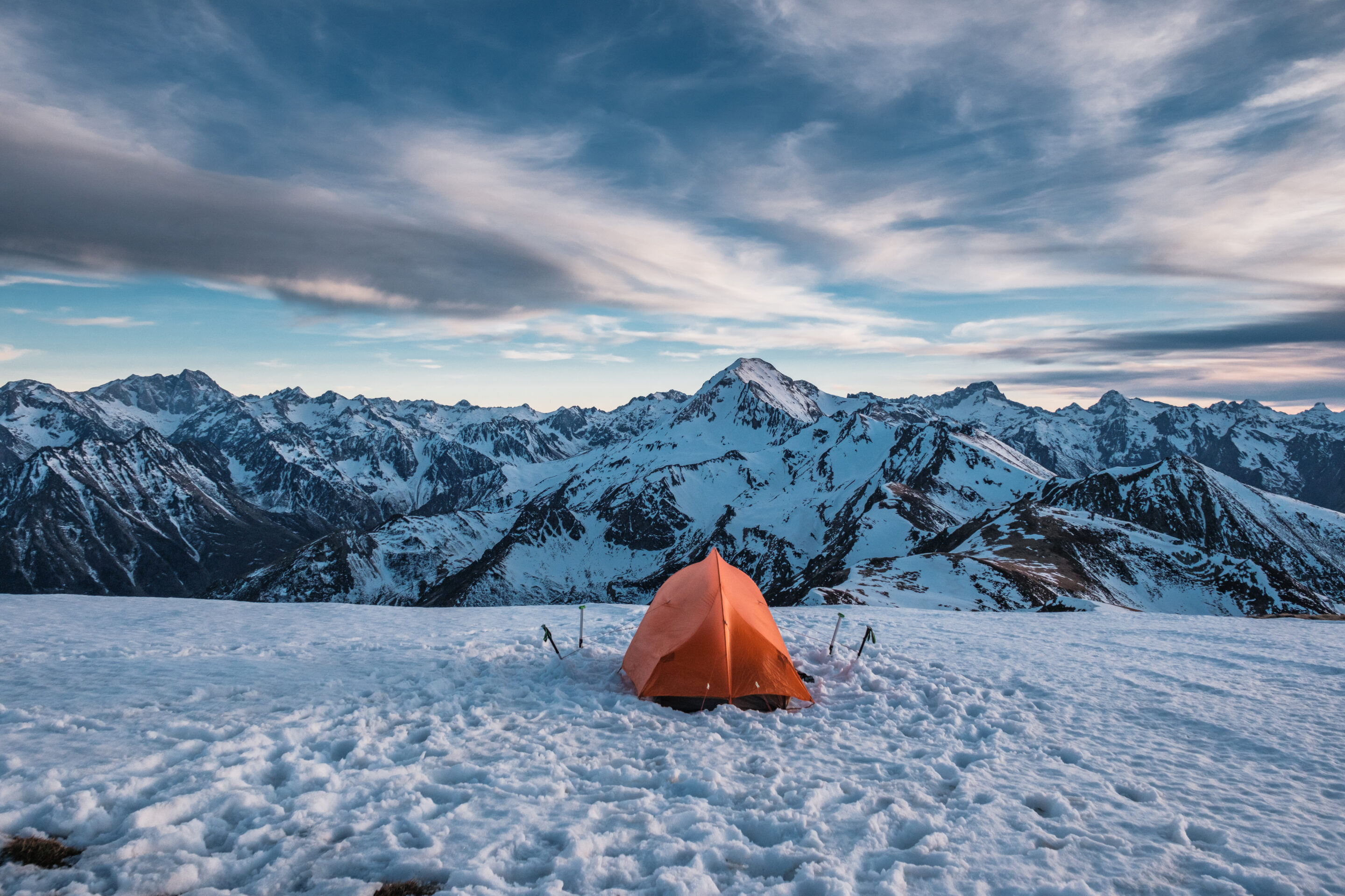 Randonnée bivouac dans la neige dans les Pyrénées